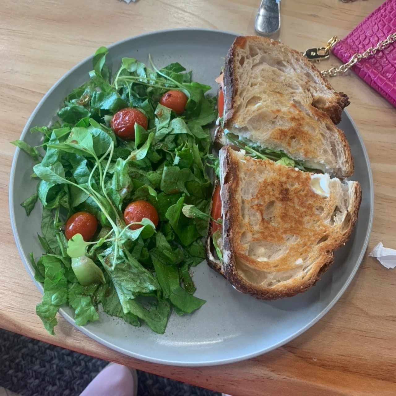 Emparedado de salmon con side de ensalada