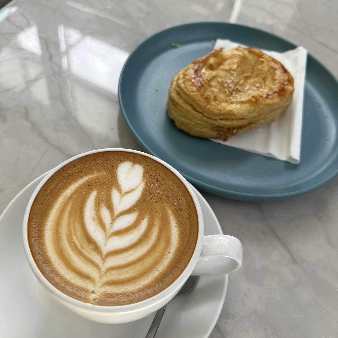 Capuccino + pastelito de pollo 