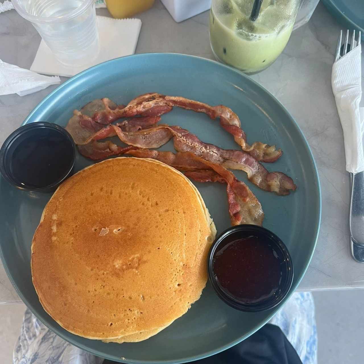 DESAYUNO - PANCAKES & BACON