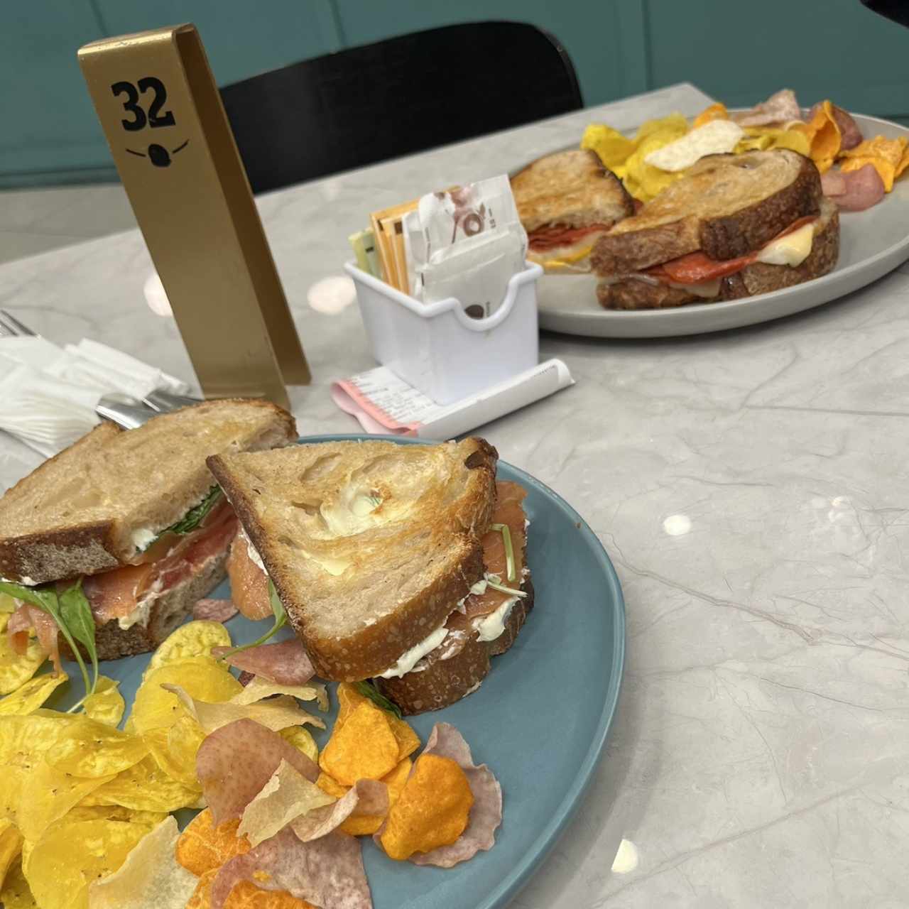 Sandwiches de salmon ahumado (adelante) y pepperoni (atrás) con platanitos de vegwtales mixtos