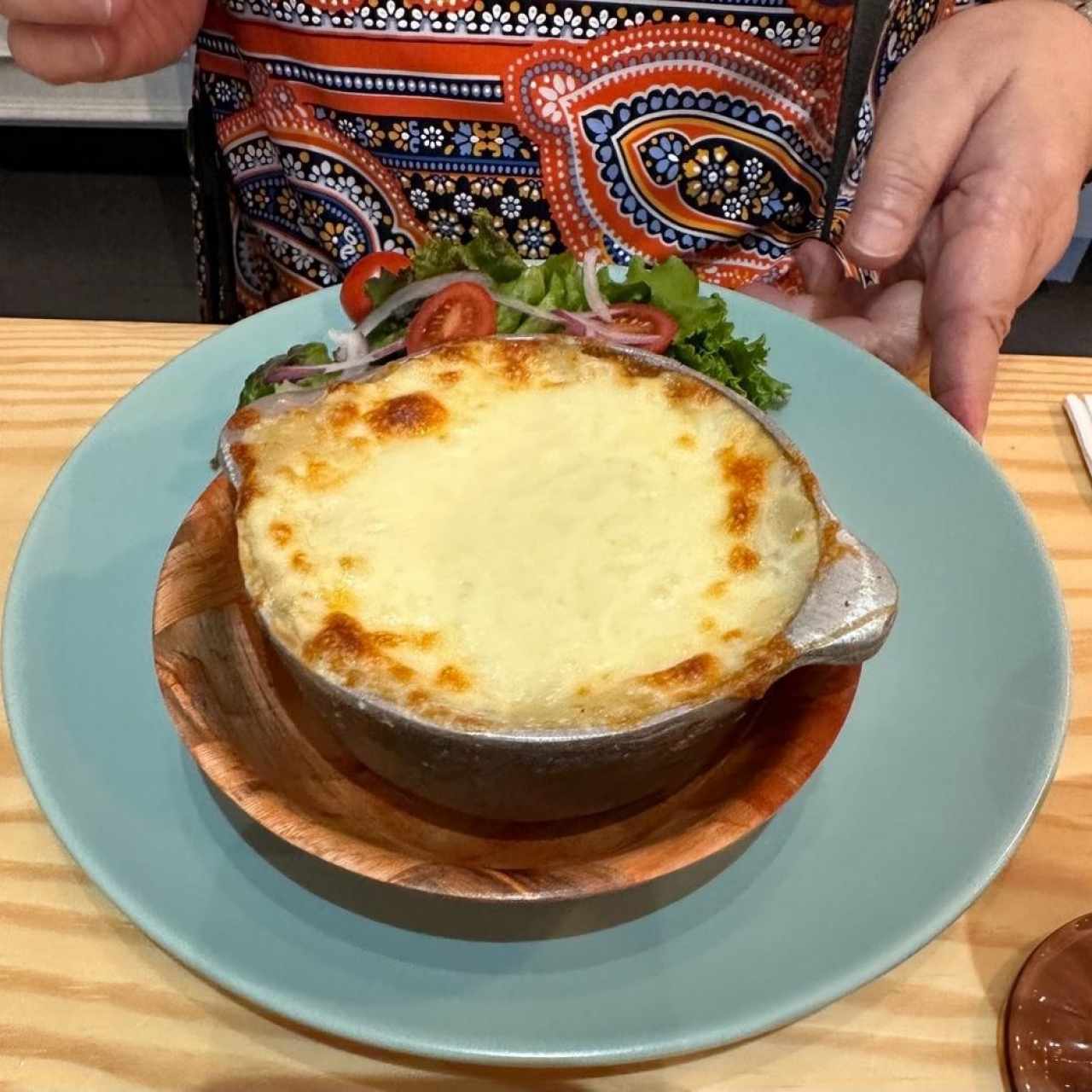 PASTEL DE YUCA CON ROPA VIEJA Y ENSALADITA DE LA CASA