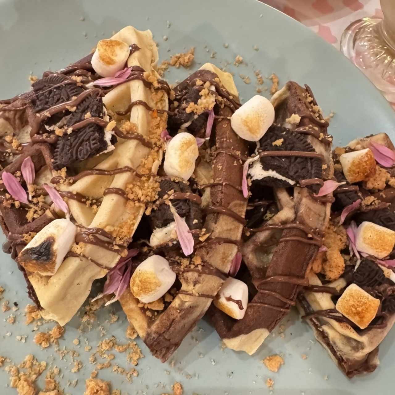 Waffles de marshmallow con oreo 