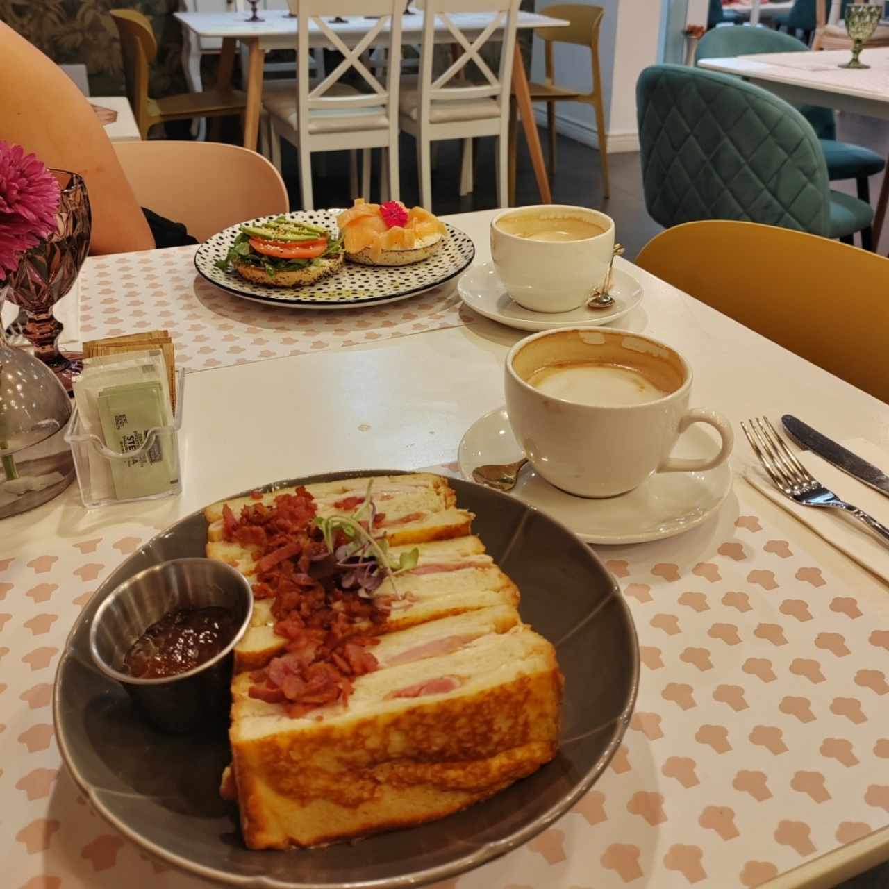 Tostadas de salmón y monte cristo