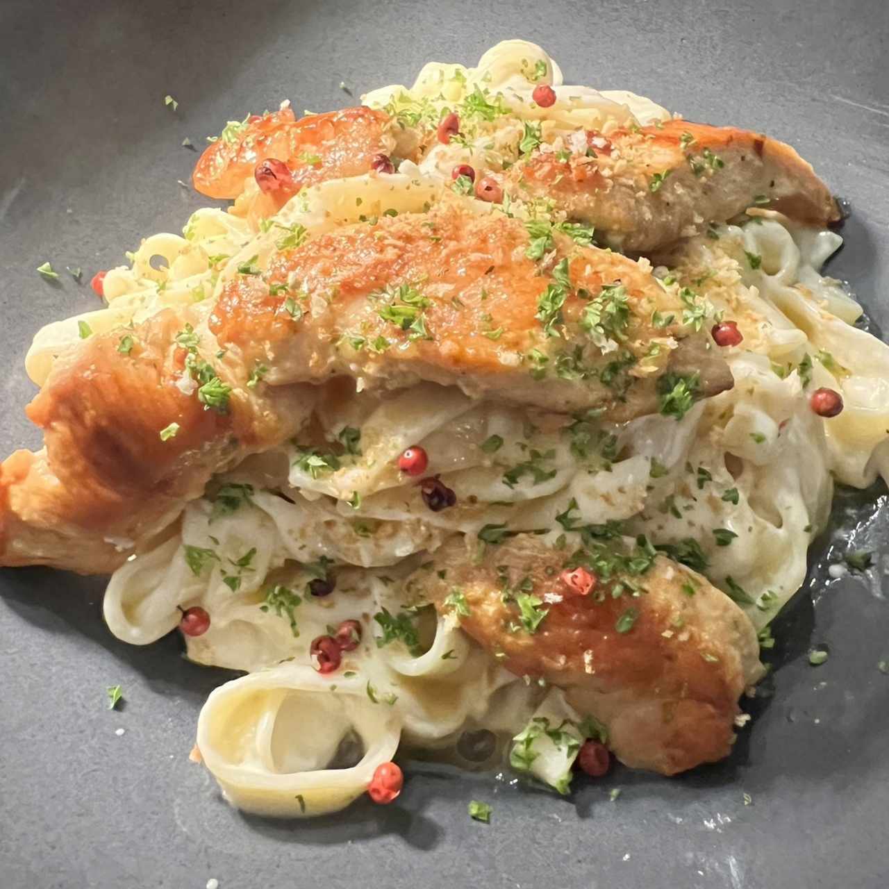 Fettuccine Alfredo con pollo