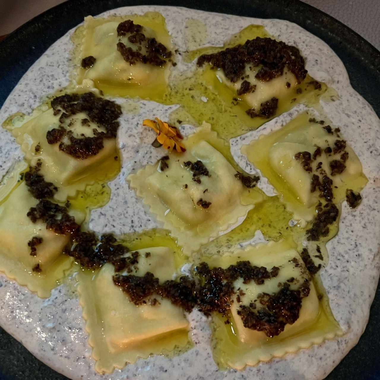 Raviolis con Salsa de Trufa