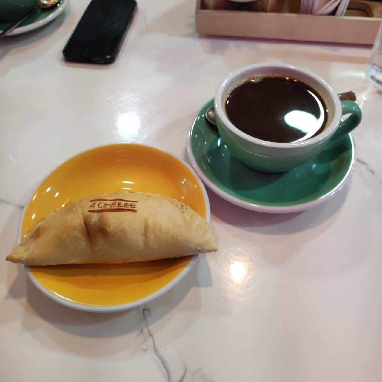 Empanada 4 Quesos y Café Americano