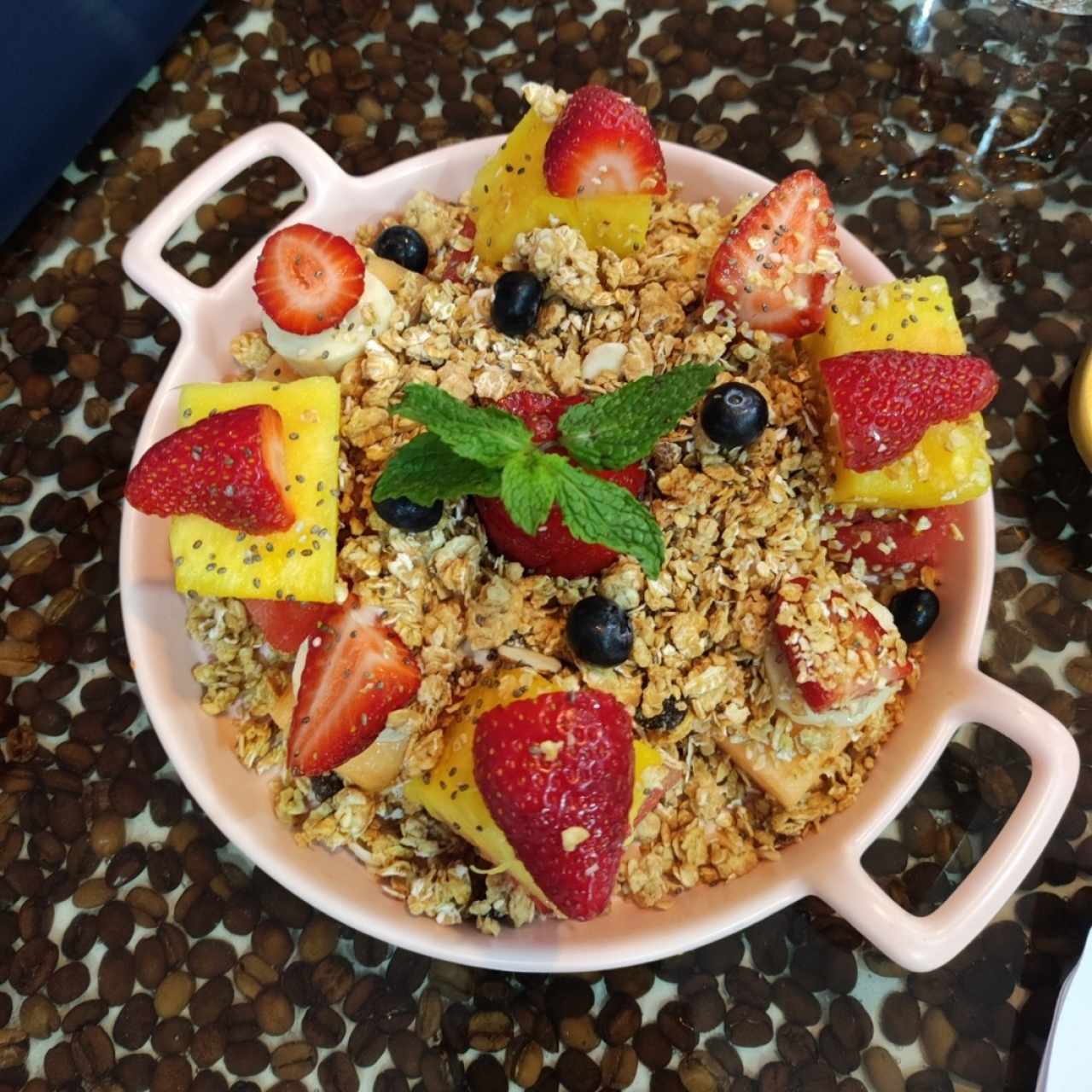 Ensalada de frutas con yogur y granola.