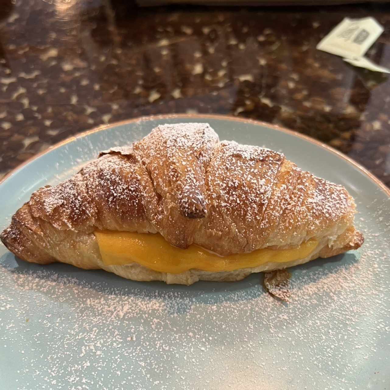 Croissant Relleno de mix de quesos