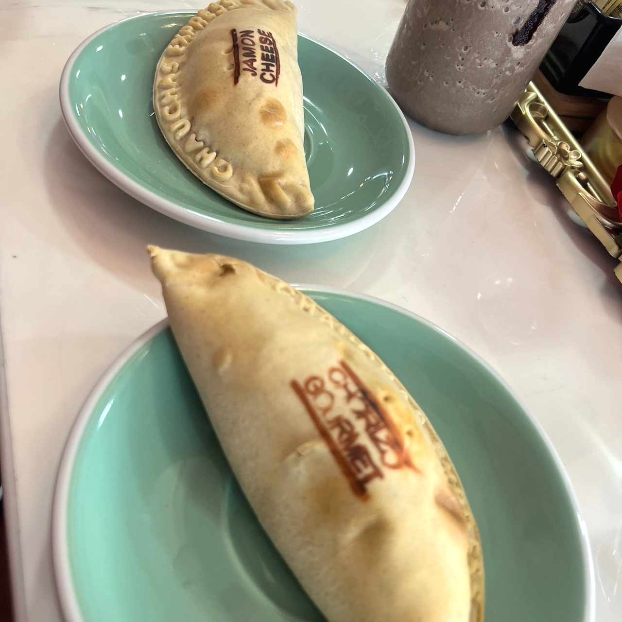 Empanada de jamón y queso / chorizo 