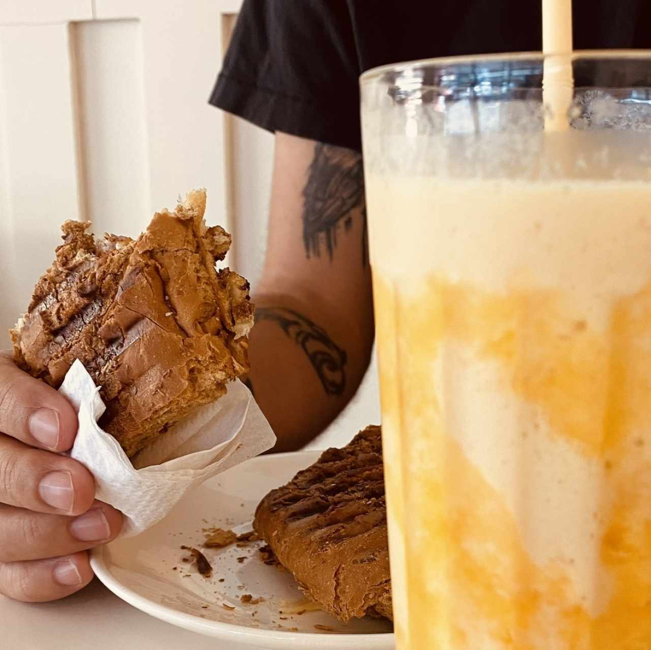 Smoothie de mango con yogurt y un emparedado de jamón y queso 