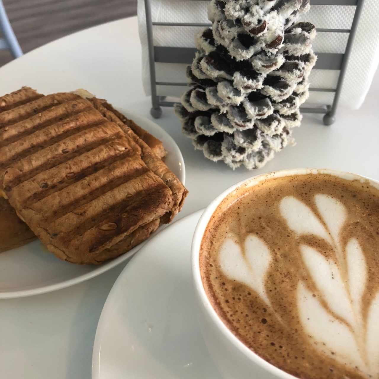 Capuchino con sándwich integral de jamon con queso 