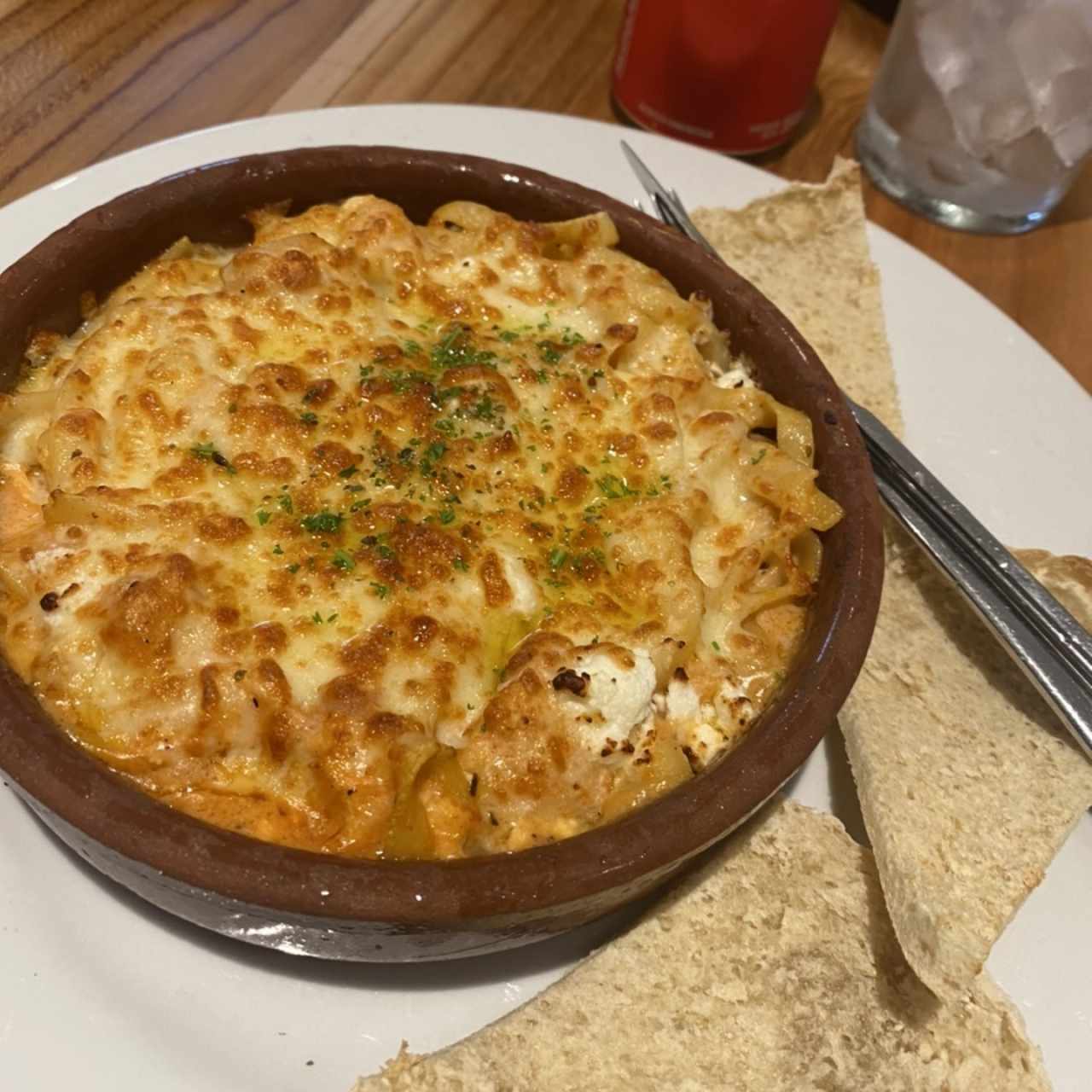 Pasta de pollo con tocino gratinada