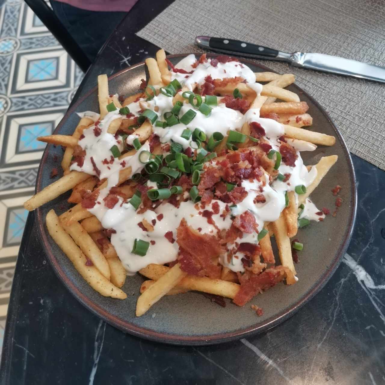 Papitas con sour cream y bacon