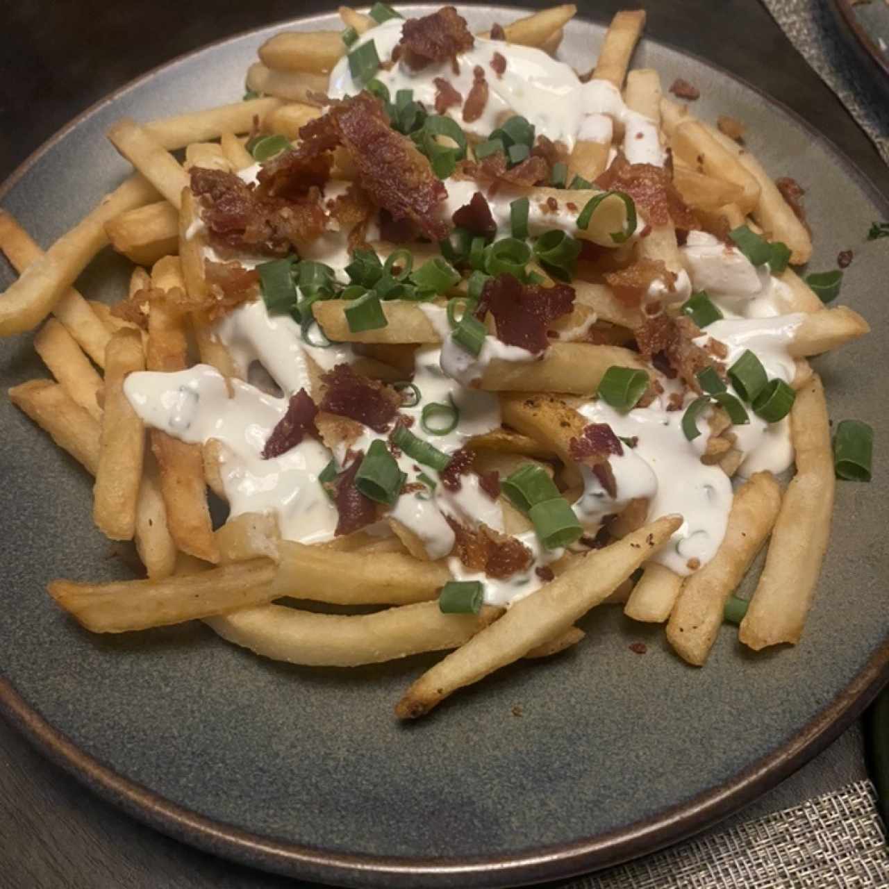 Papas fritas con sour cream y bacon