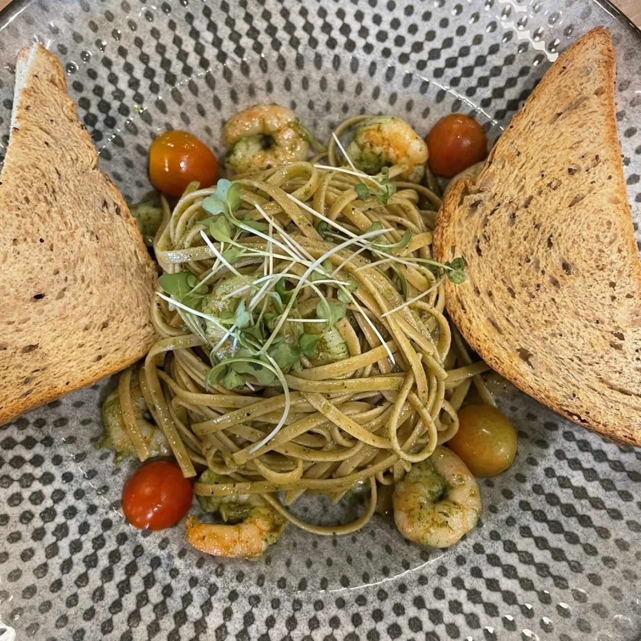 Pasta pesto con camarones