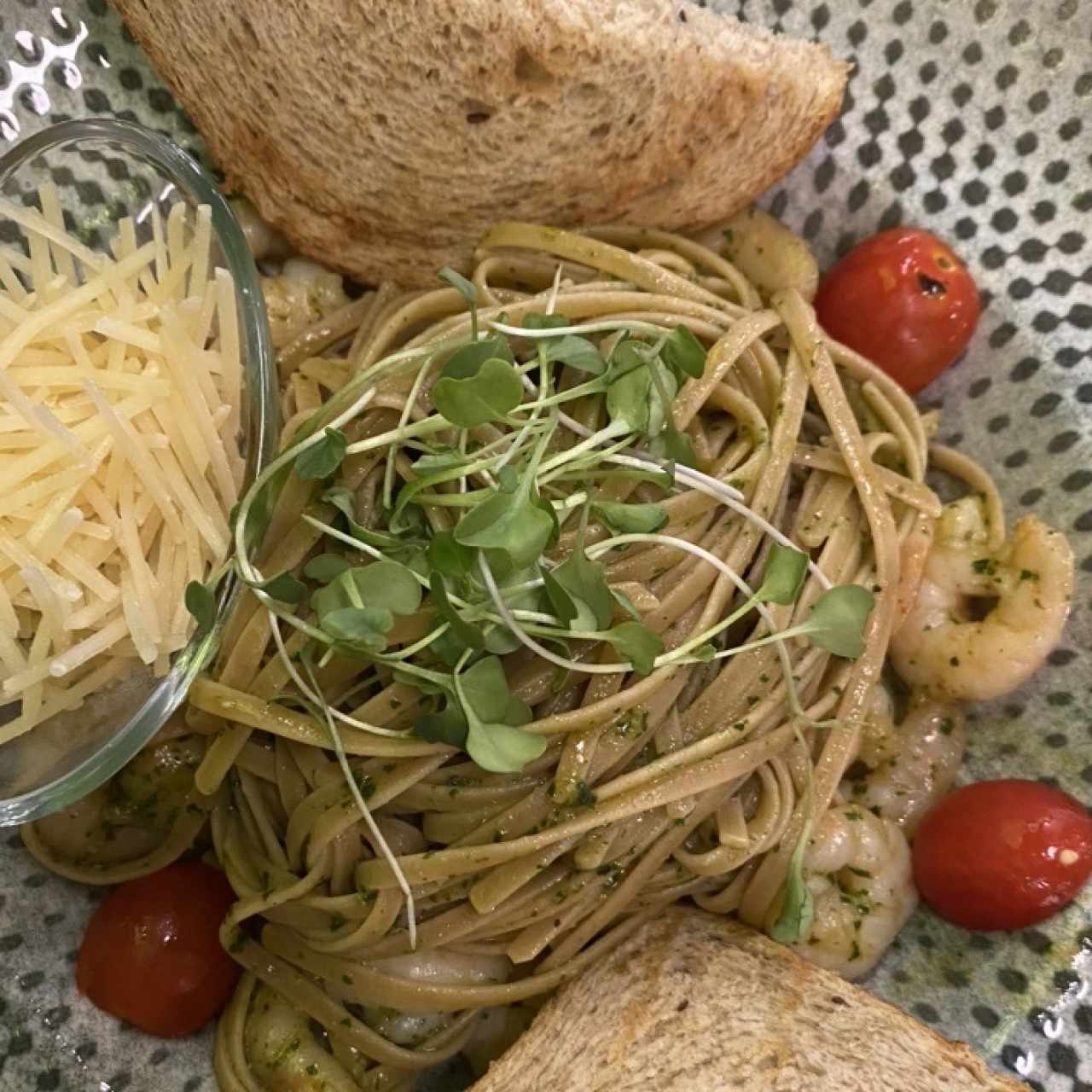 Pasta Pesto con Camarones