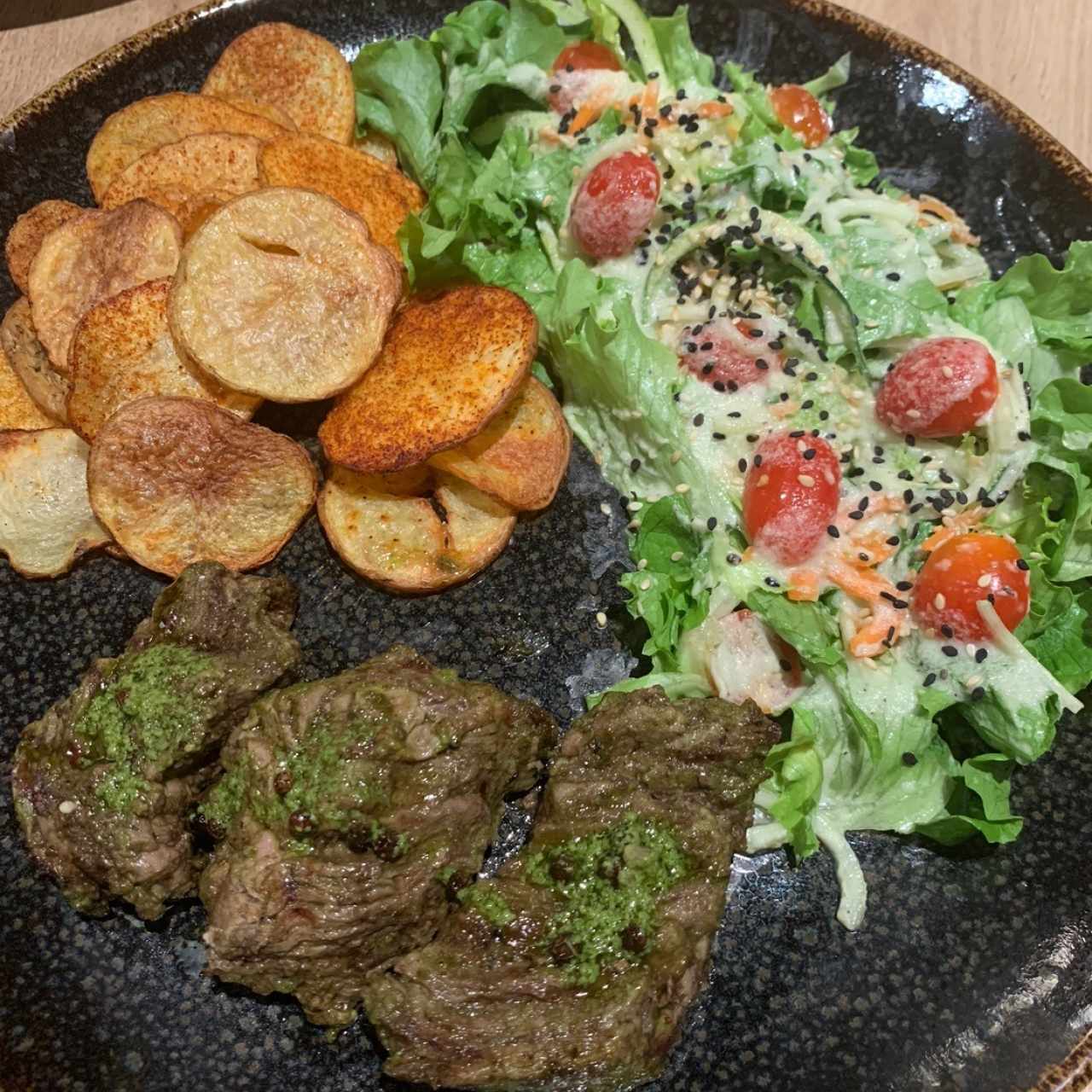 Lomo a la pimienta ,papas naturales y ensalada 