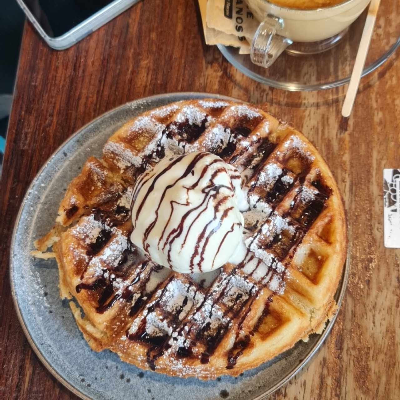 wafles cob helado y sirve de chocolate