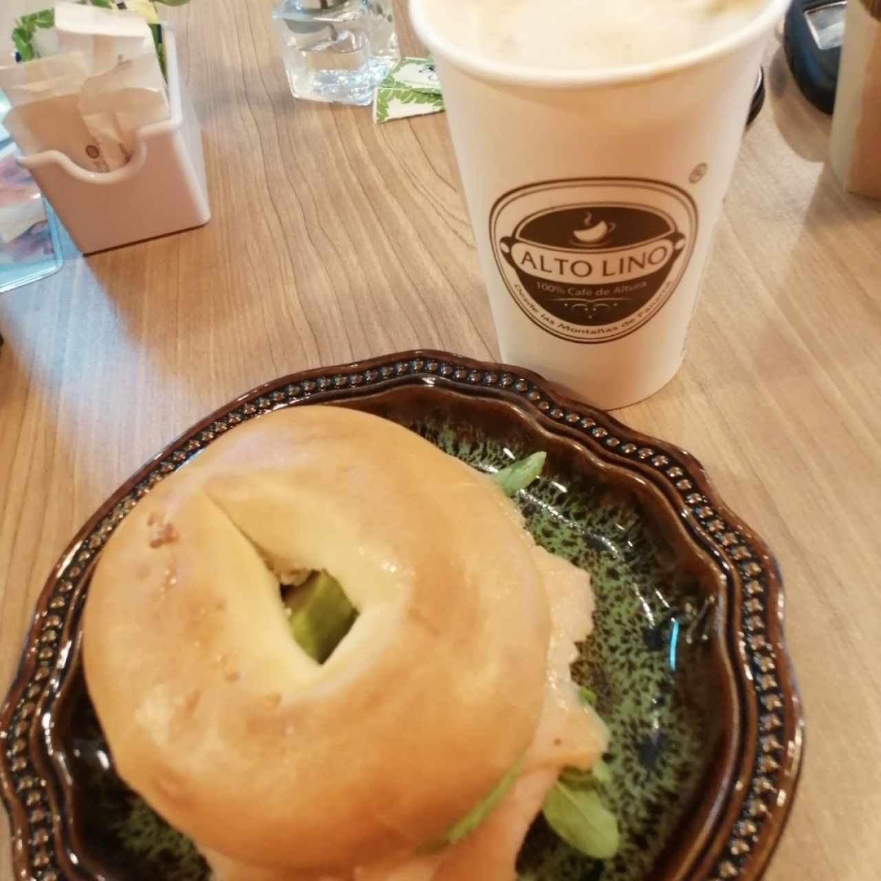 Delucioso y gigante capuchino👌y emparedado con queso crema y lascas de salmon y arugula. 