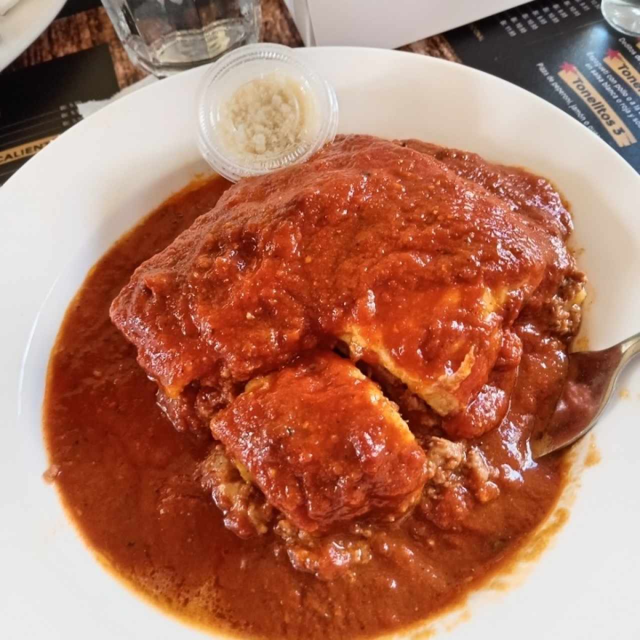 Lasaña de carne en salsa roja o blanca.