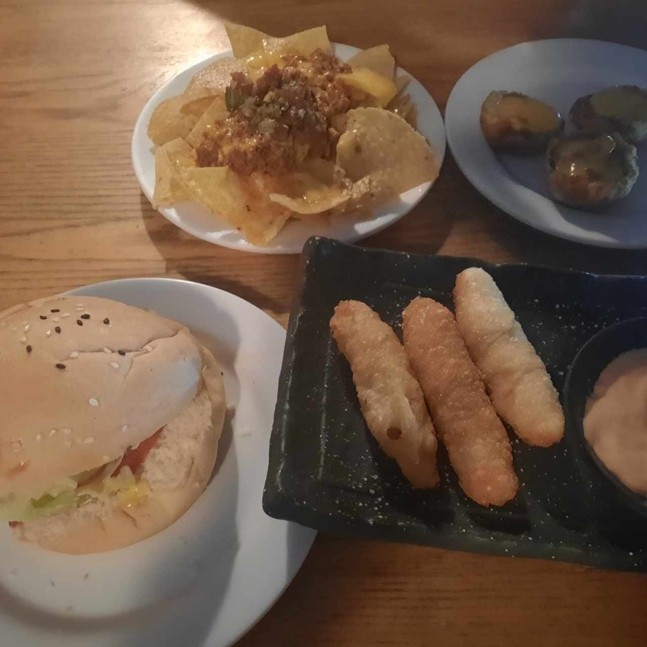 hamburguesa tequeños nachos y canasta de plátano 