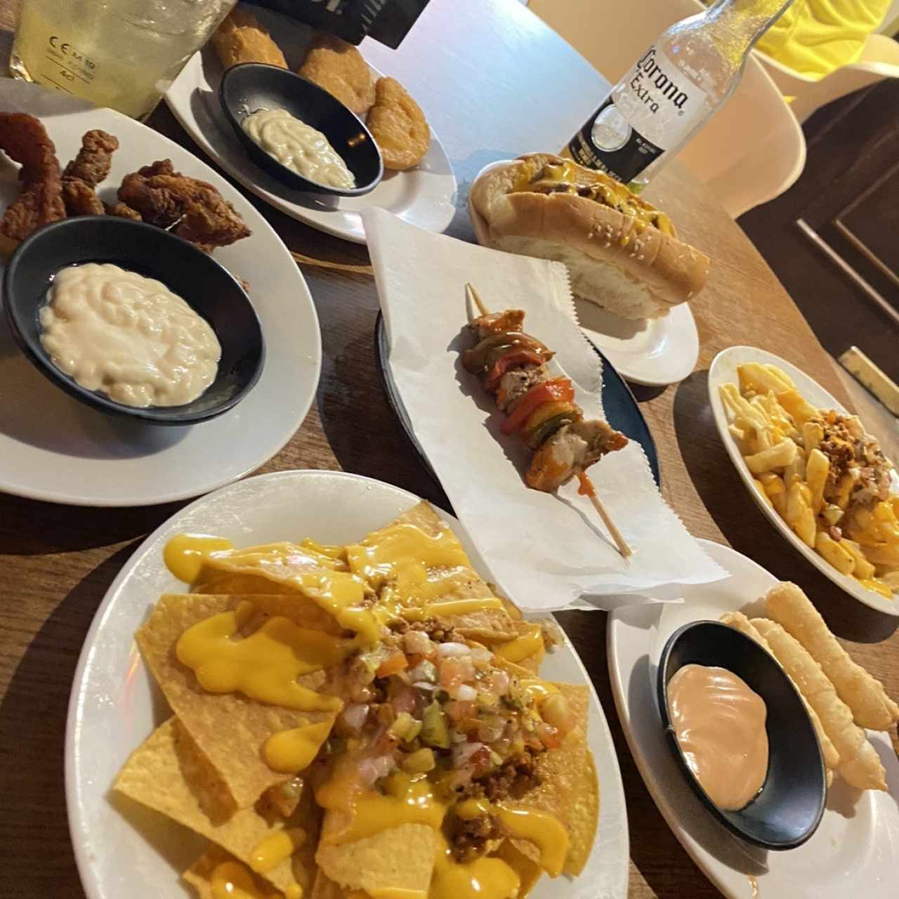 Nachos, brocheta de pollo, hot dog, tequeños, empanaditas, nachos fries, tenders de pollo