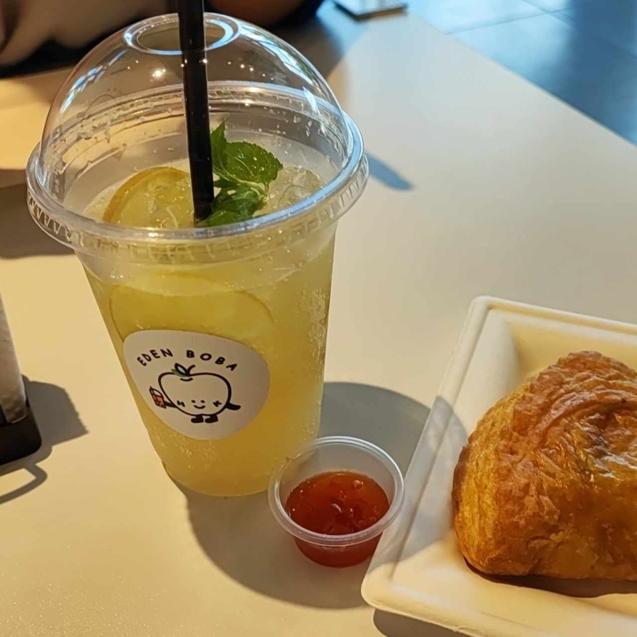 Lemon mint soda, empanada de carne y salsa de la casa