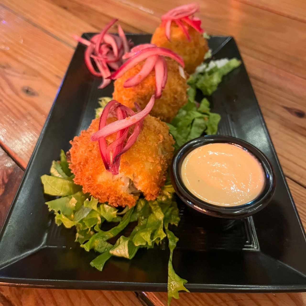 Ceviche frito con toping de cebollas encurtidas