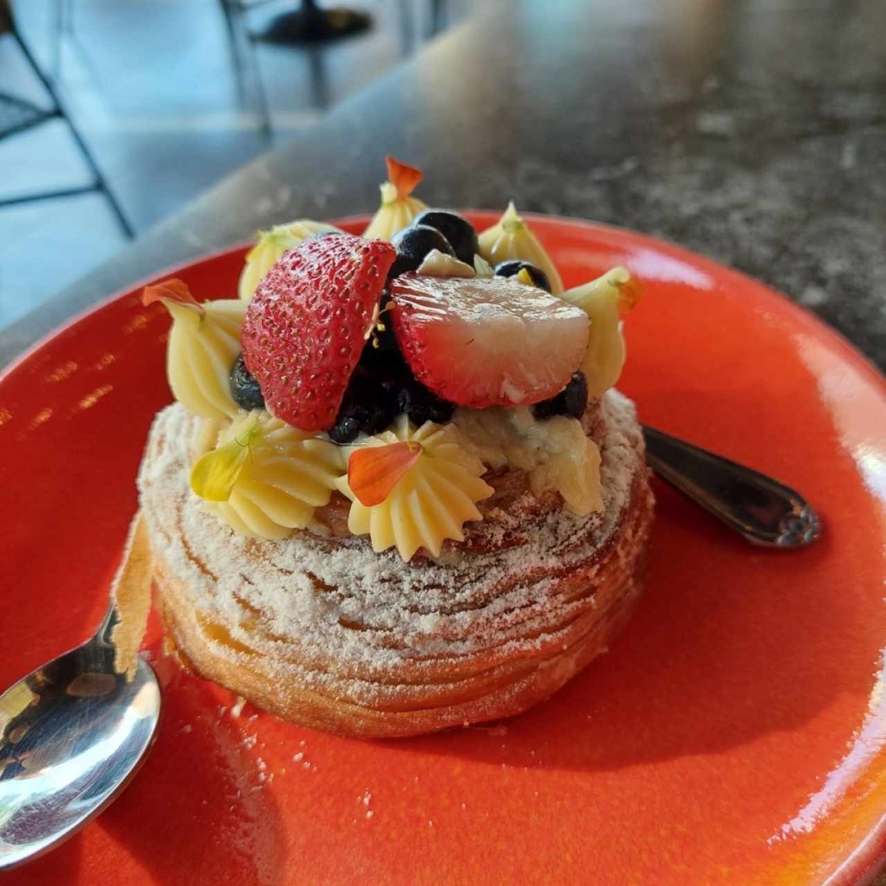 Bollería - Cruffin de frutos rojos.