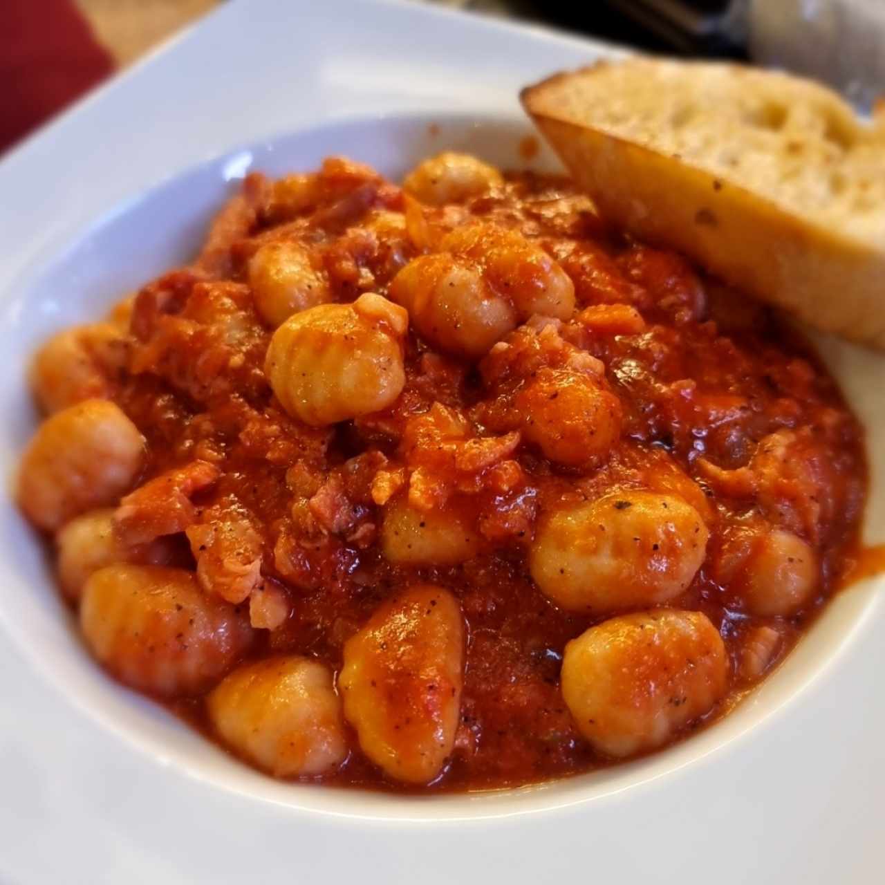 gnoccis en salsa amatriciana