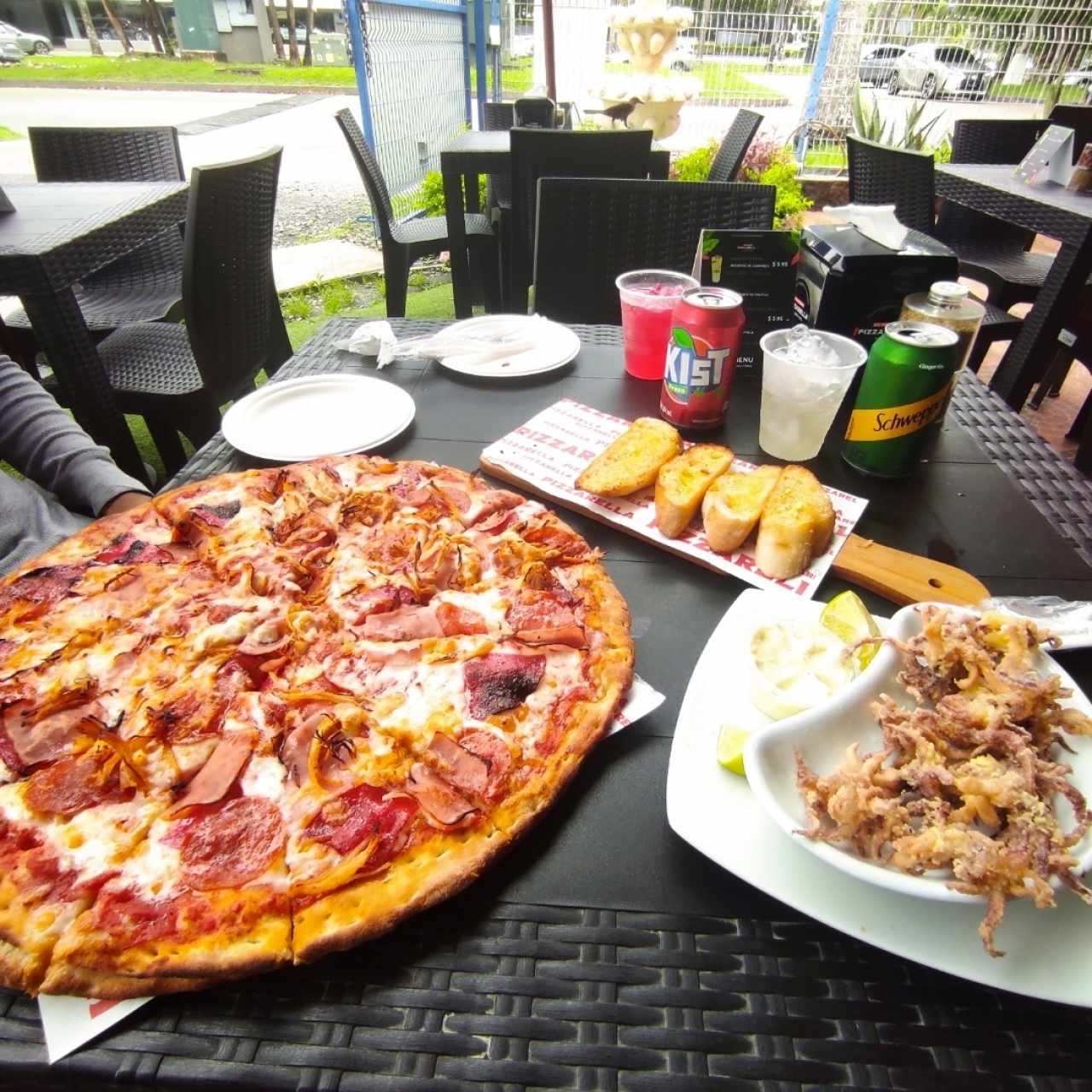 Pizza combinación, pan con ajo y arañitas