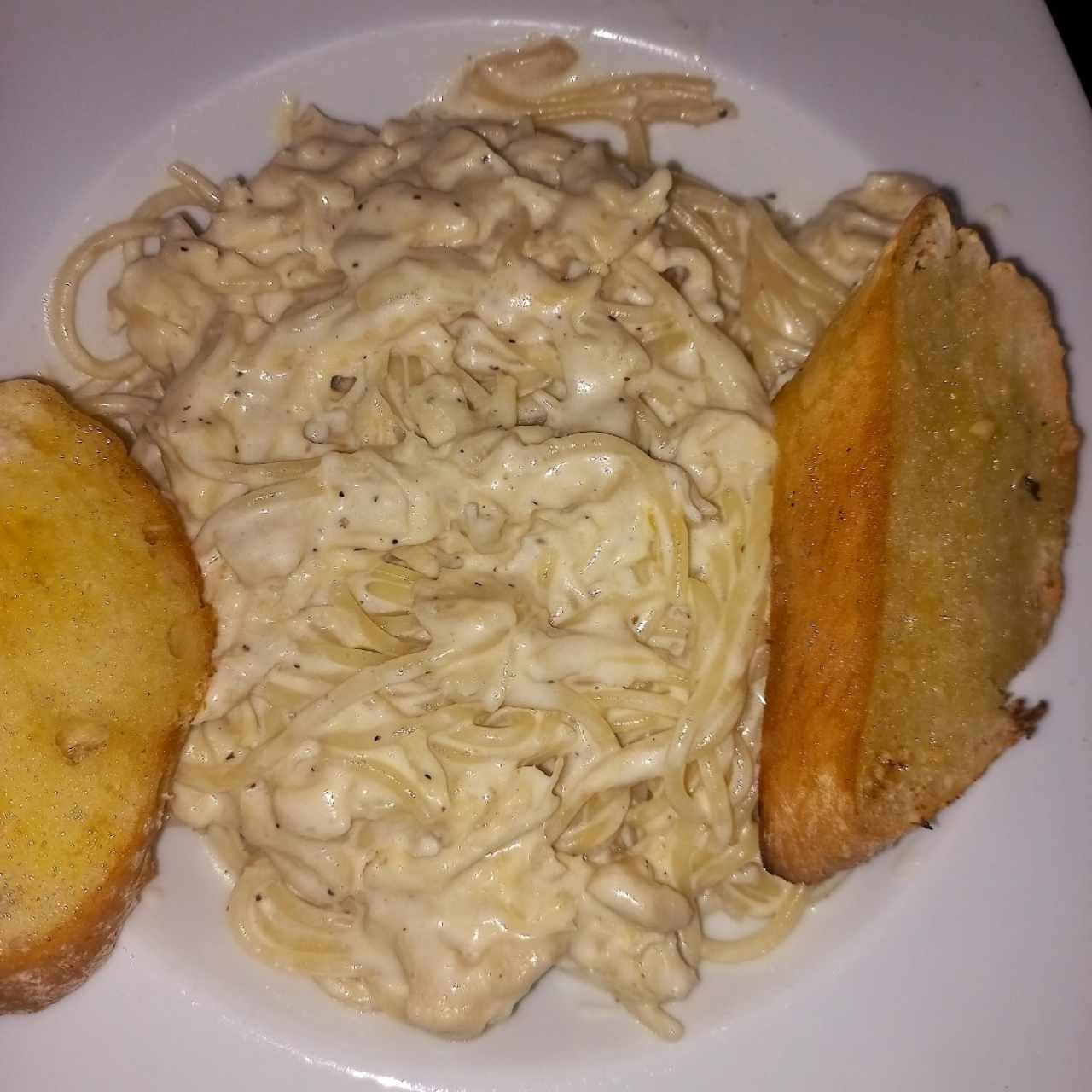 Spagetti en salsa blanca con pollo