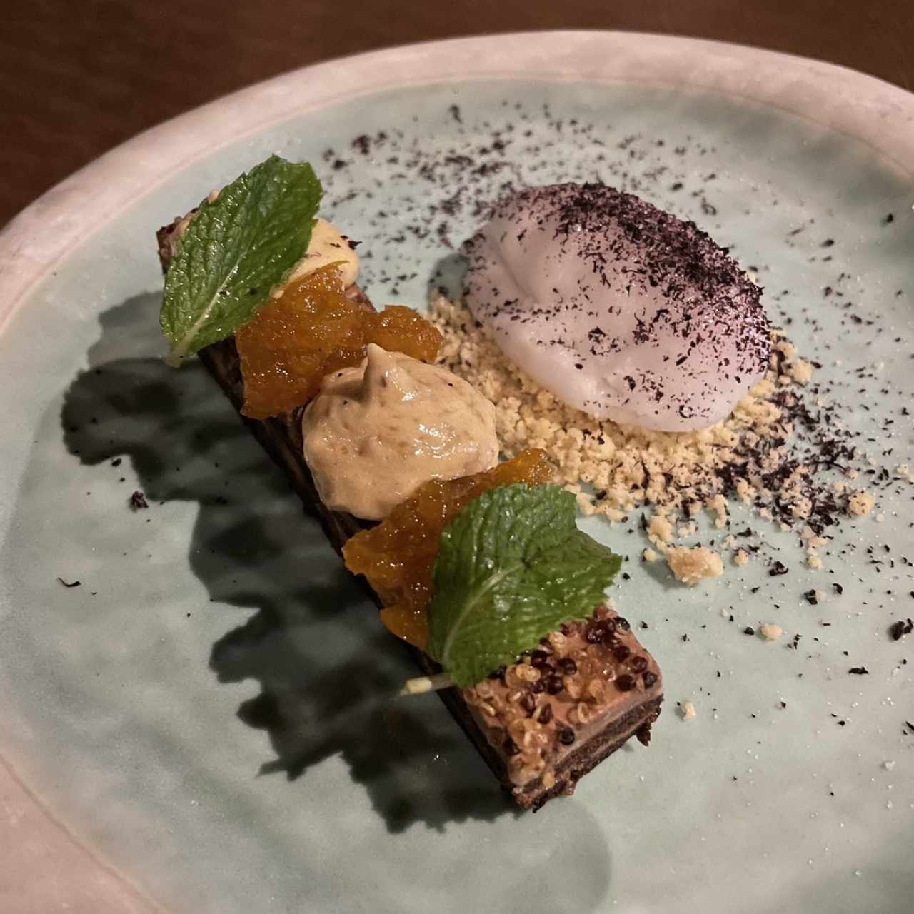 Cake de chicolate y cafe con salsa de naranja y sorbete de limón