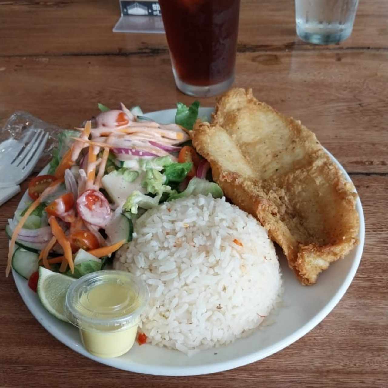 Arroz con coco, pescado y ensalada 