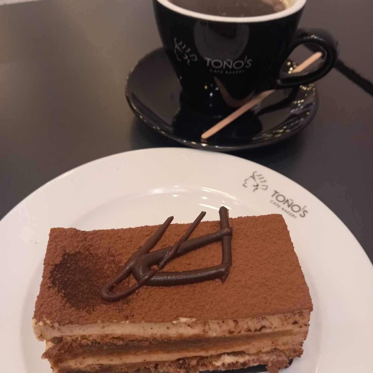 tiramisu y café americano