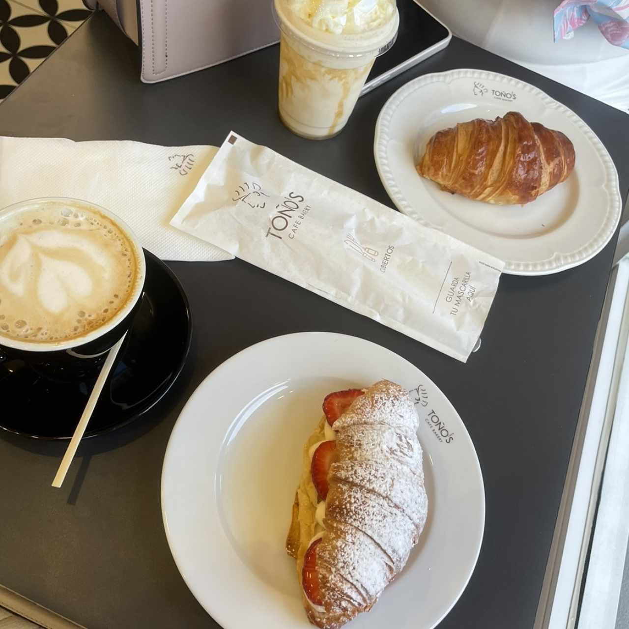 Croissant de Vainilla, croissnt con crema y fresas. Latte de vainilla y Frappe descafeinado. 