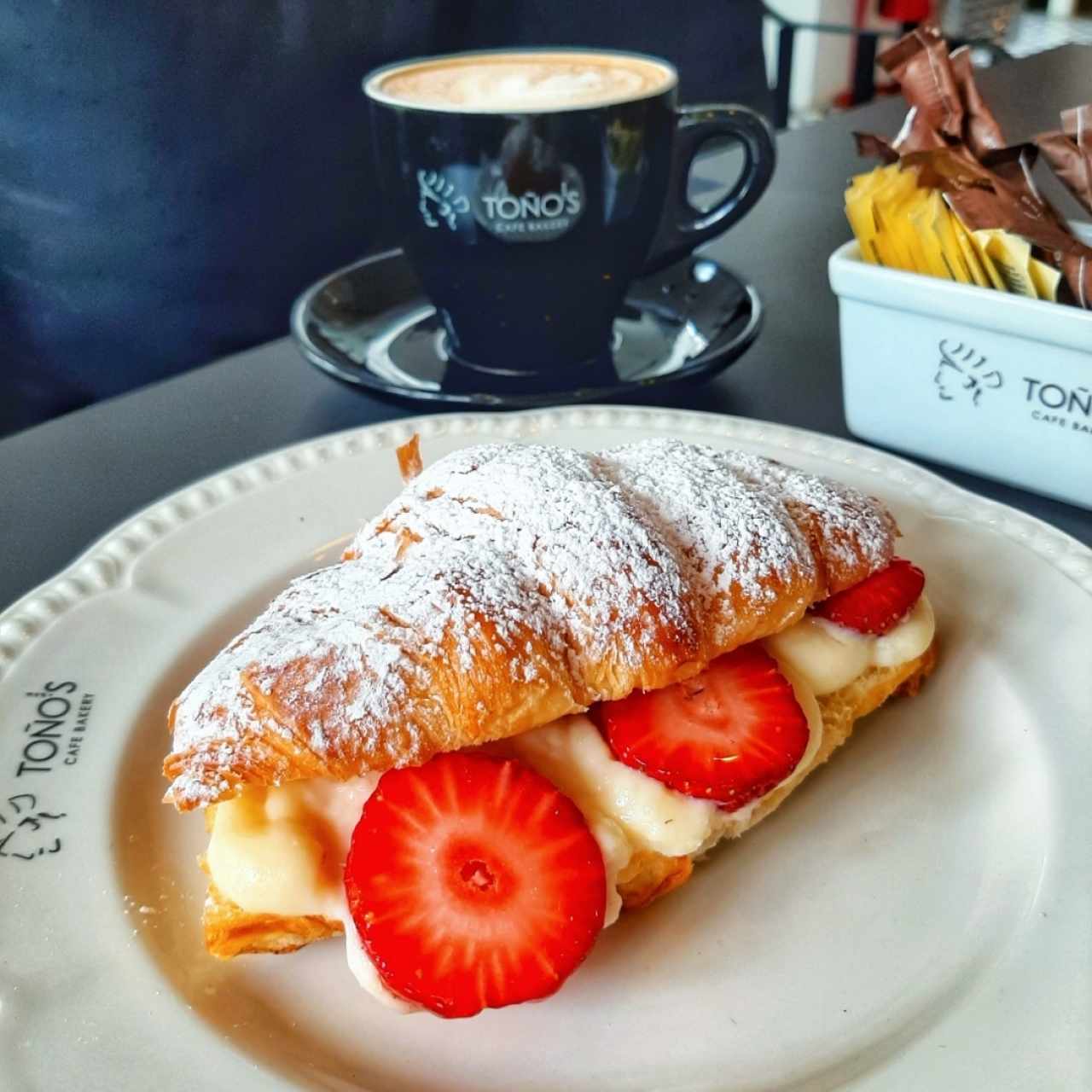 Croissant con fresas y crema