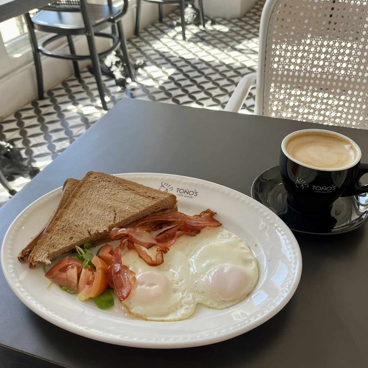 Classic Breakfast-Huevos estrellados o revueltos con bacon y rebanada de pan de masa madre.