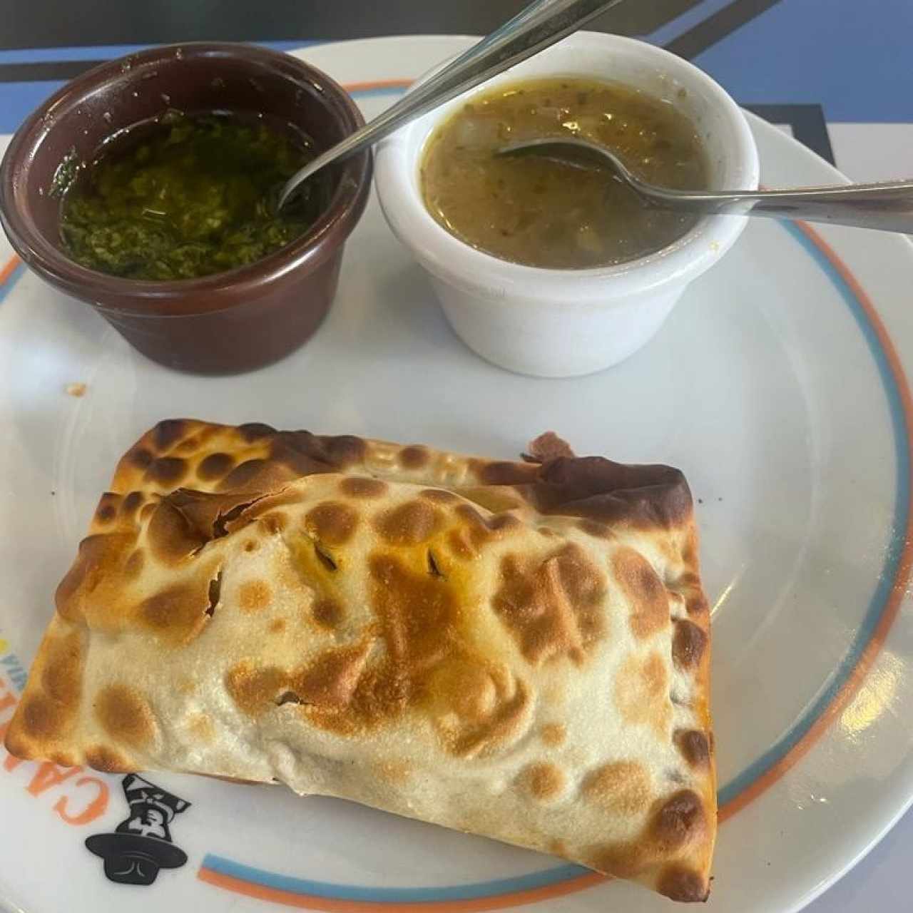 Empanada Enchilada con sus Salsas