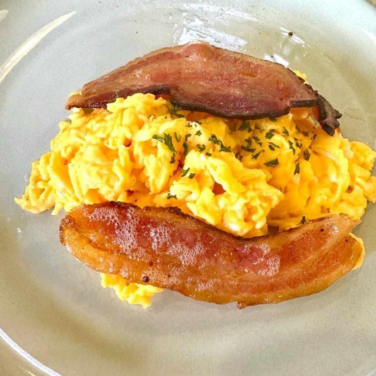 DESAYUNO MINUTOS (Huevos Revueltos y Bacon)