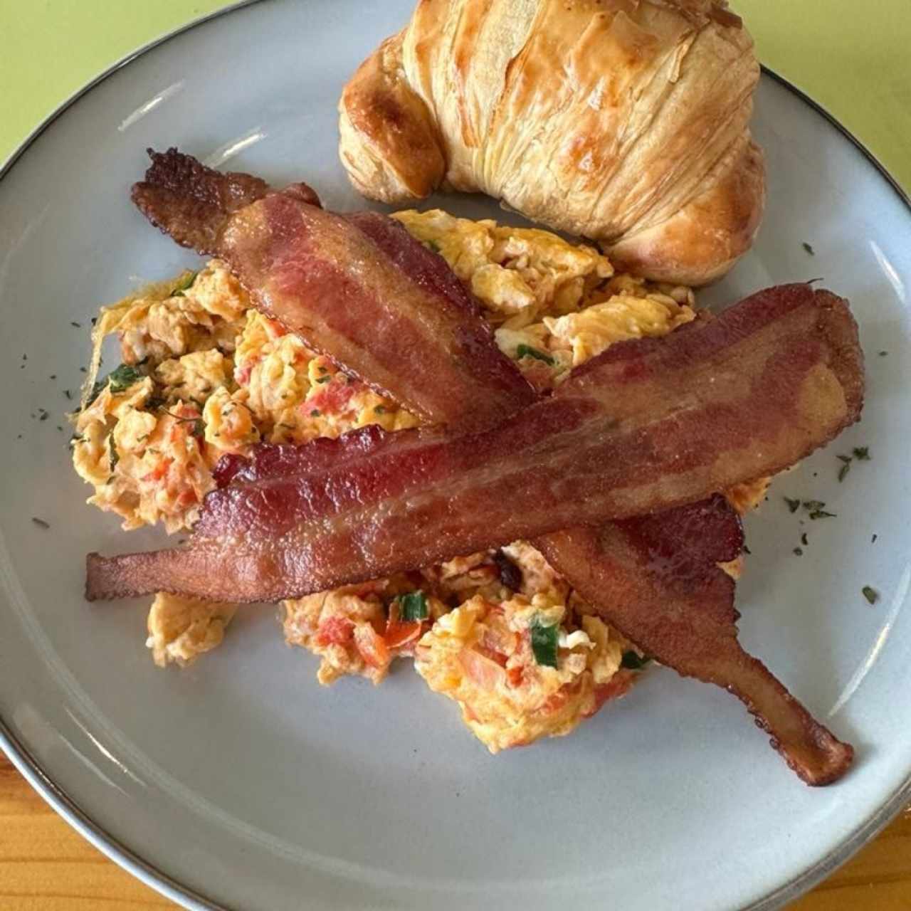 huevos tocino y croissant 