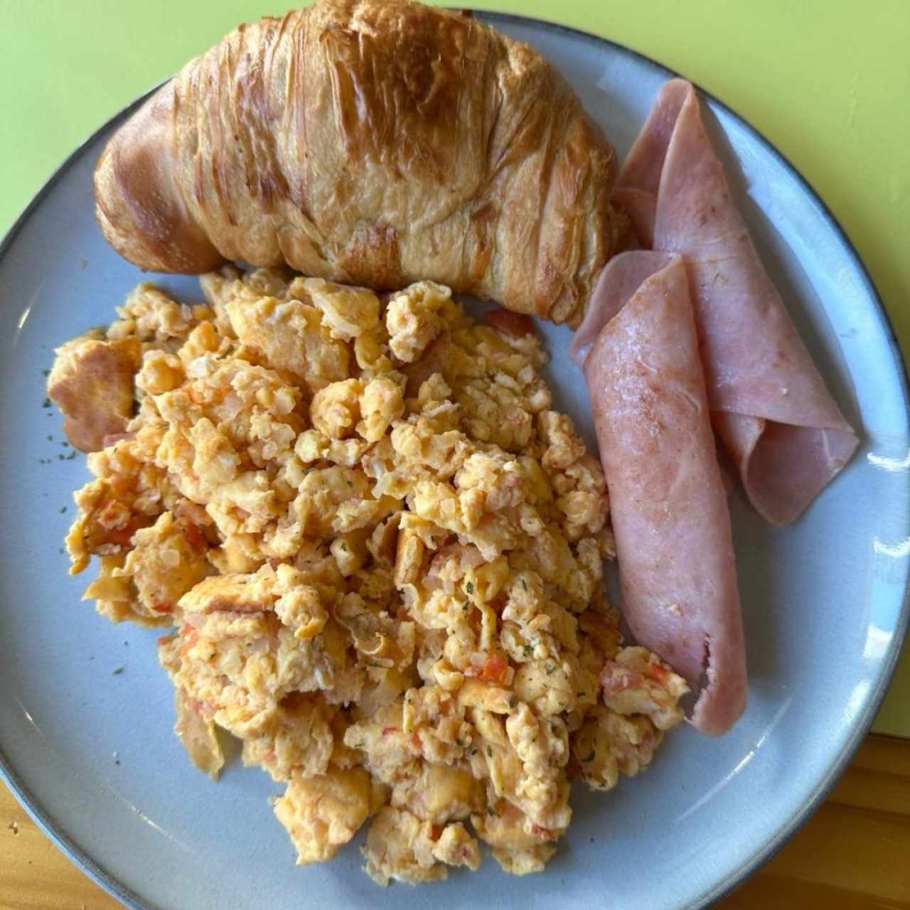 croissant huevo y jamón 