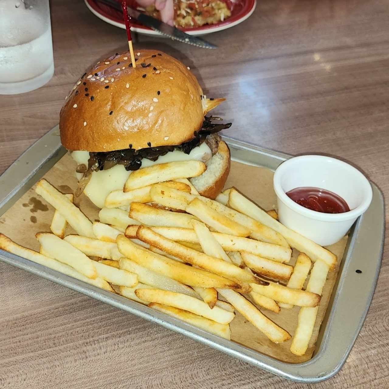 Hamburguesa con queso y hongos