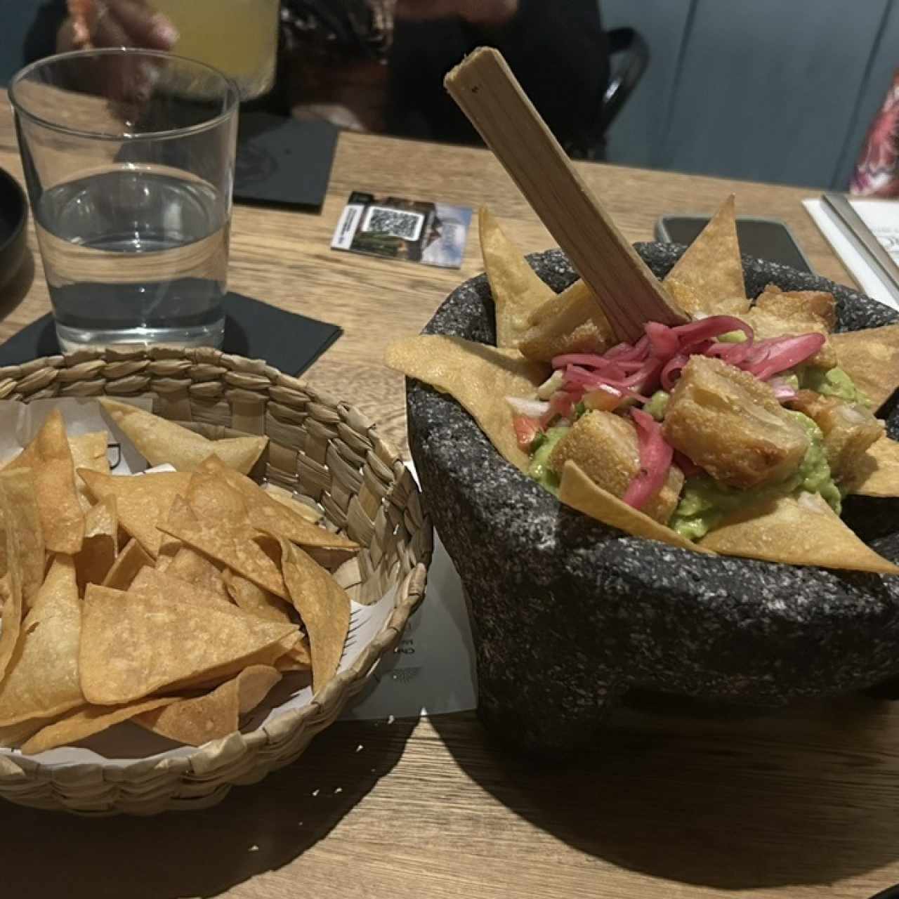 GUACAMOLE CON DADOS DE CHICHARRON