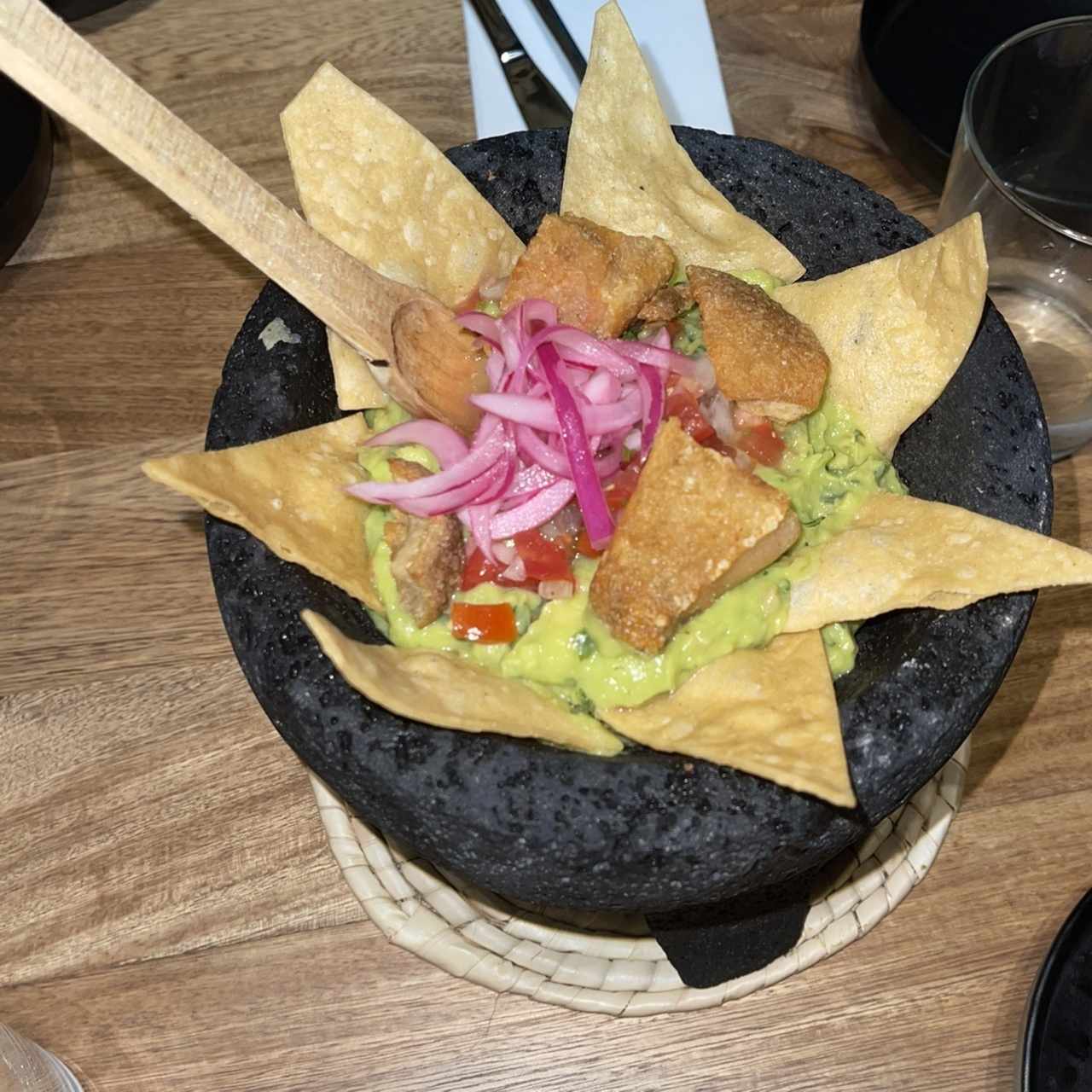 GUACAMOLE CON DADOS DE CHICHARRON