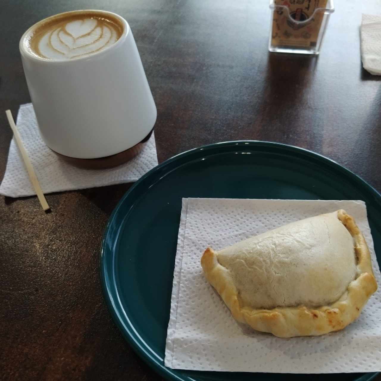 Capuchino y empanada argentina 