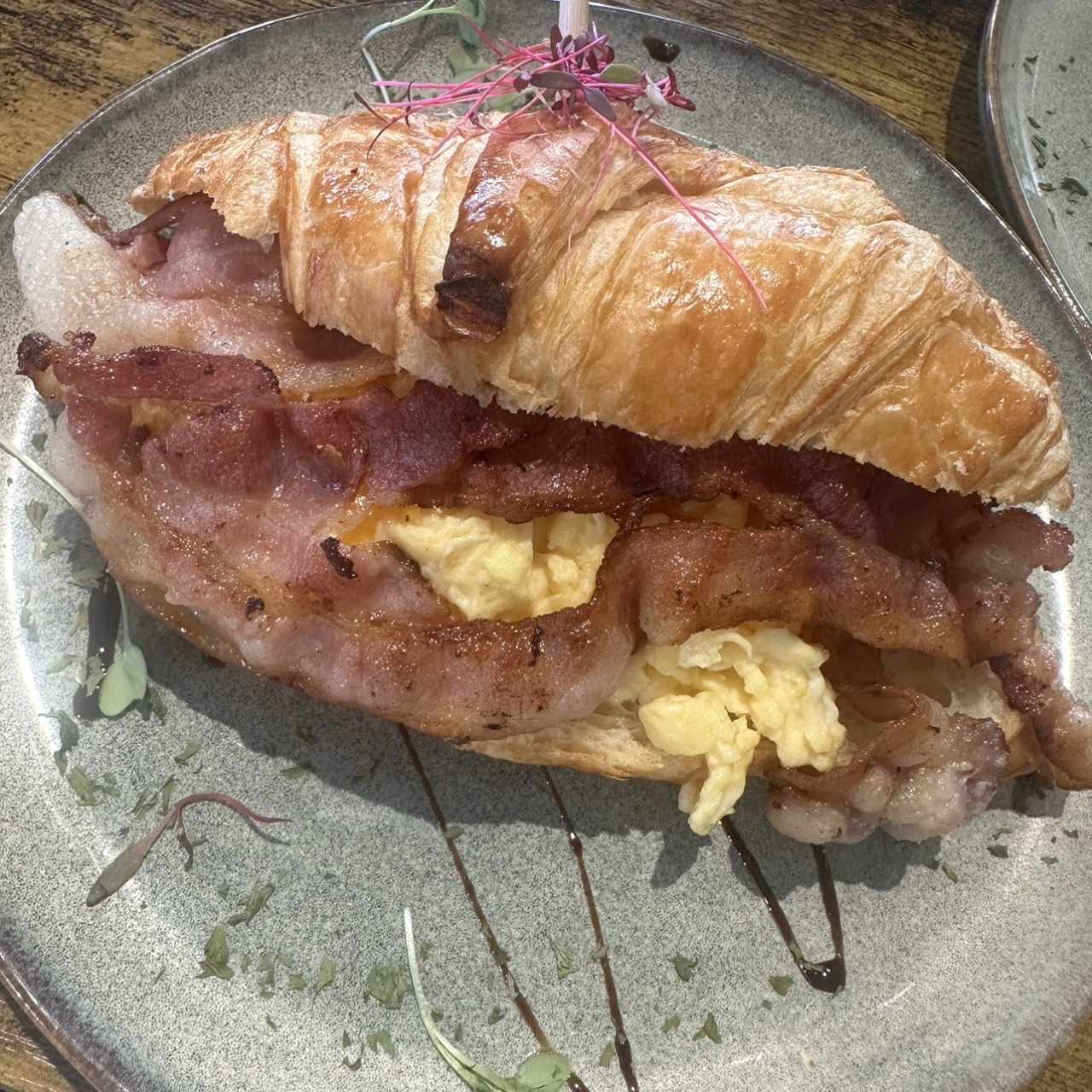 CROISSANT BACON Y HUEVO