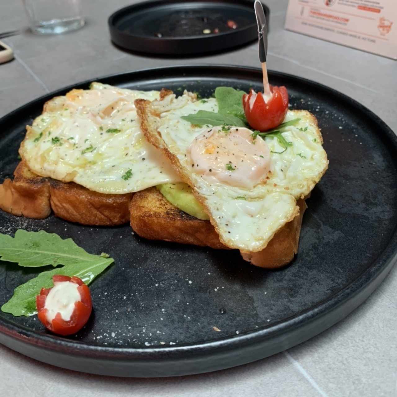 Tostada de aguacate y huevos frito