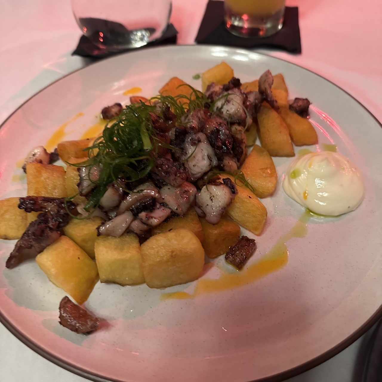 Papas bravas con pulpo