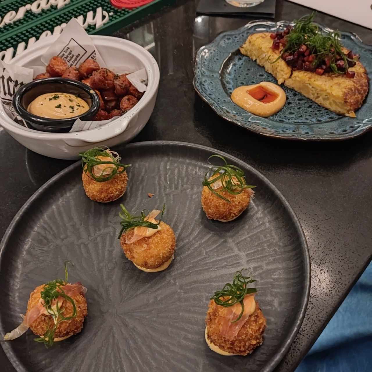 Croquetas, tortilla española, y chistorras